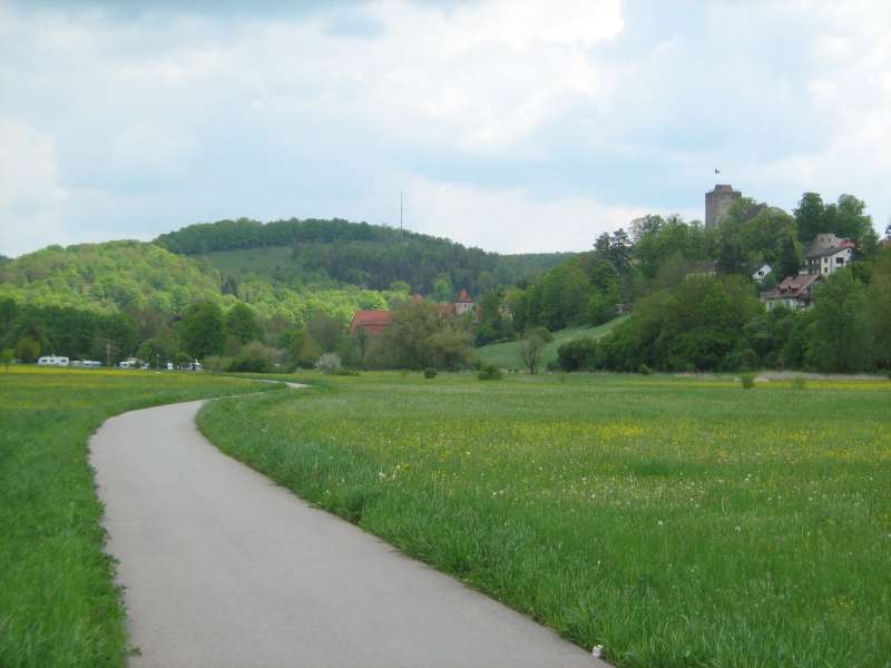 Datei:Altmühltal-Radweg unterhalb Burg Pappenheim.jpg