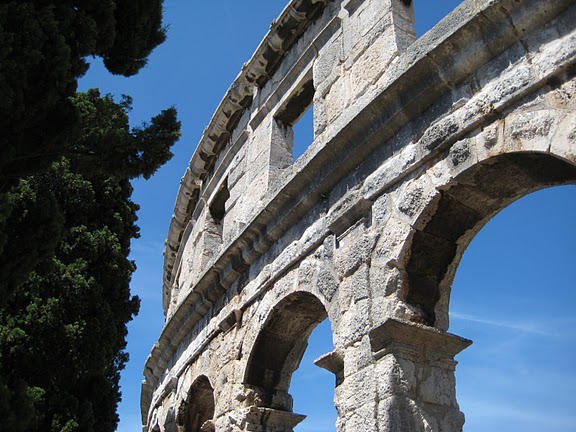 Datei:Amphitheater Pula.jpg