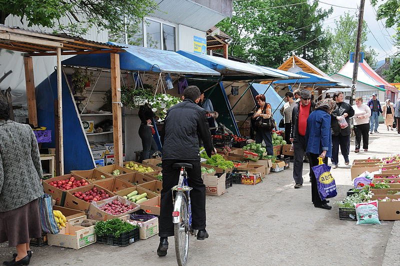 Datei:Bazar in Yasima, Karpaten.jpg