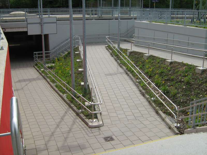 Datei:Bf Hann. Münden Rampen zu Gleis 2.jpg