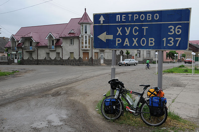Datei:Radtour 2008 Ungarn Ukraine Wegweiser nach Khust (36km) und Rakhiv (137km).jpg