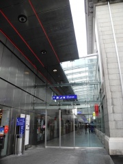 Zwischen Hauptgebäude und Geleisen
