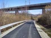 Erneuerter Weg unter ICE-Brücke