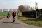 Fahrradstraße an Berge vorbei