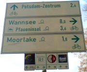 Wegweisung an der Glienicker Brücke