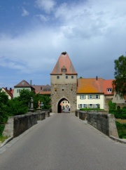 Stadttor von Herrieden mit Storchennest