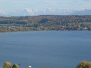 Blick über den Murtensee zu den Berner Alpen
