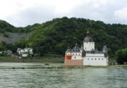 Zollburg Pfalzgrafenstein 2 km hinter Bacharach