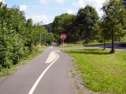 Radweg, die Landstraße kreuzend