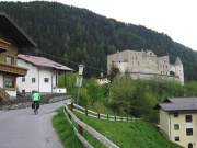 Am Schloss Nauders vorbei zum Reschenpass