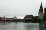 Einfahrt ins Städtchen Solothurn auf dem Veloweg entlang der Aare. Solothurn hat eine schmucke, intakte und grösstenteils autofreie Altstadt