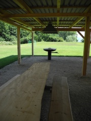 Biertisch und Grill im Unterstand
