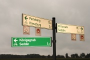 Typische Tour-Brandenburg-Wegweisung mit Hinweis auf das Königsgrab