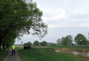 Auf dem Elsterdamm hinter München