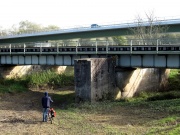 Zur Abkürzung der Umleitung unter der Eisenbahnbrücke und unter der Umgehungsstraße fahren - auf eigene Gefahr!
