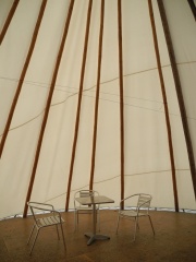 Im Gemeinschafts- Tipi
