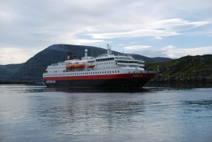 Hurtigrutenschiff in Havøysund