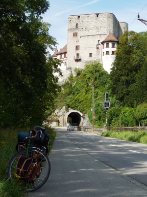  Burg Angestei nach der Talenge bei Aesch, Tor zum Laufental