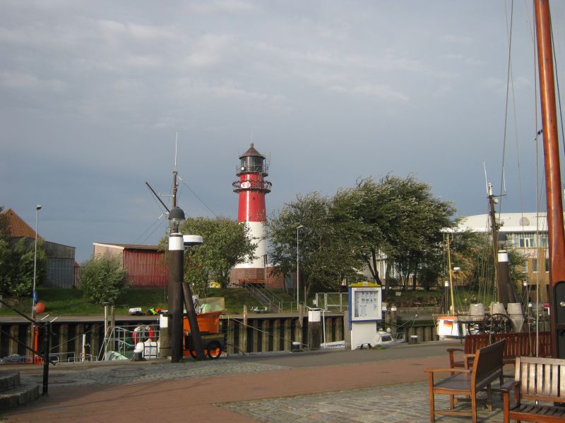 Datei:Büsum Museumshafen und Leuchtturm.jpg
