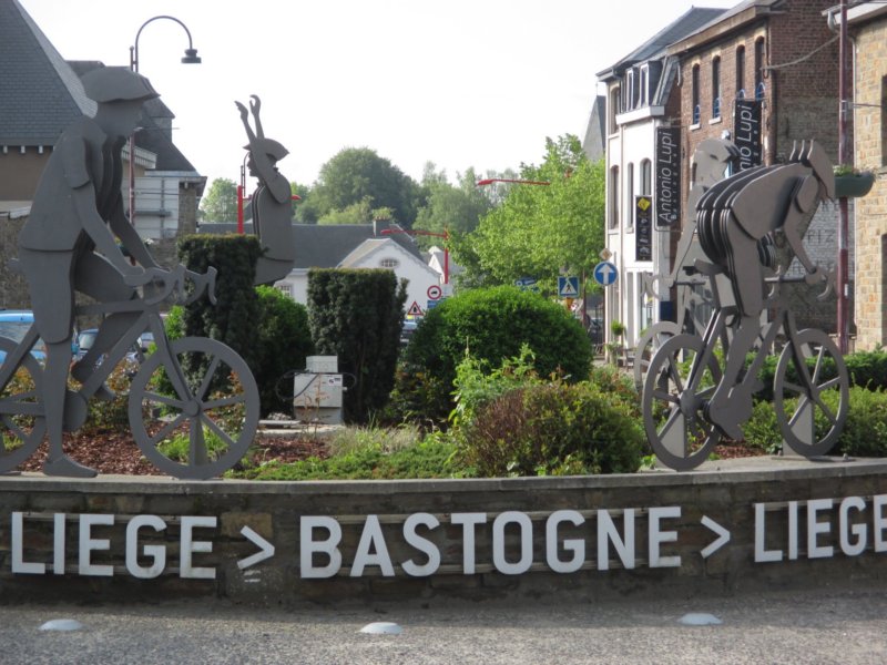Datei:Denkmal-Bastogne.jpg