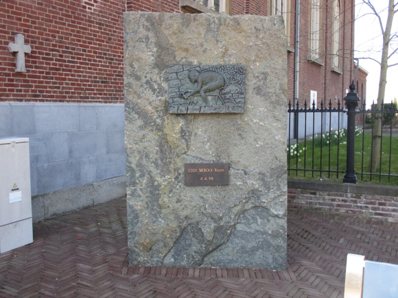 Datei:Denkmal-Ruien-Merckx.jpg
