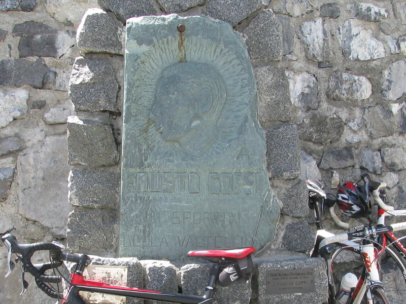 Datei:Denkmal-Stelvio-Coppi.jpg