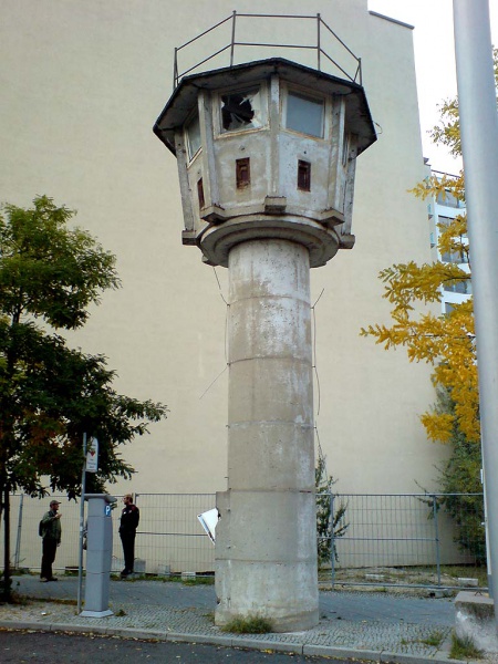 Datei:Grenzturm-stresemannstrasse.jpg