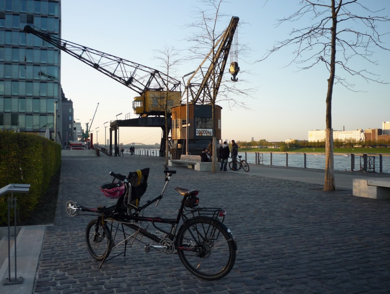 Datei:Köln Rheinufer Liegerad 496-zh.jpg