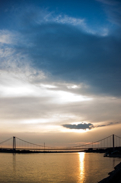 Datei:Rheinbrücke bei Emmerich 130908-192220-rhein iv.jpg