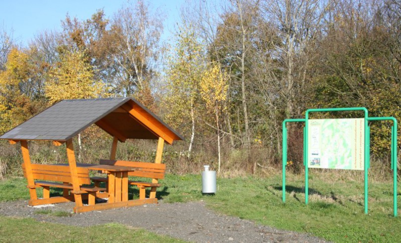 Datei:Suedbahnradweg nahe Birstein.jpg